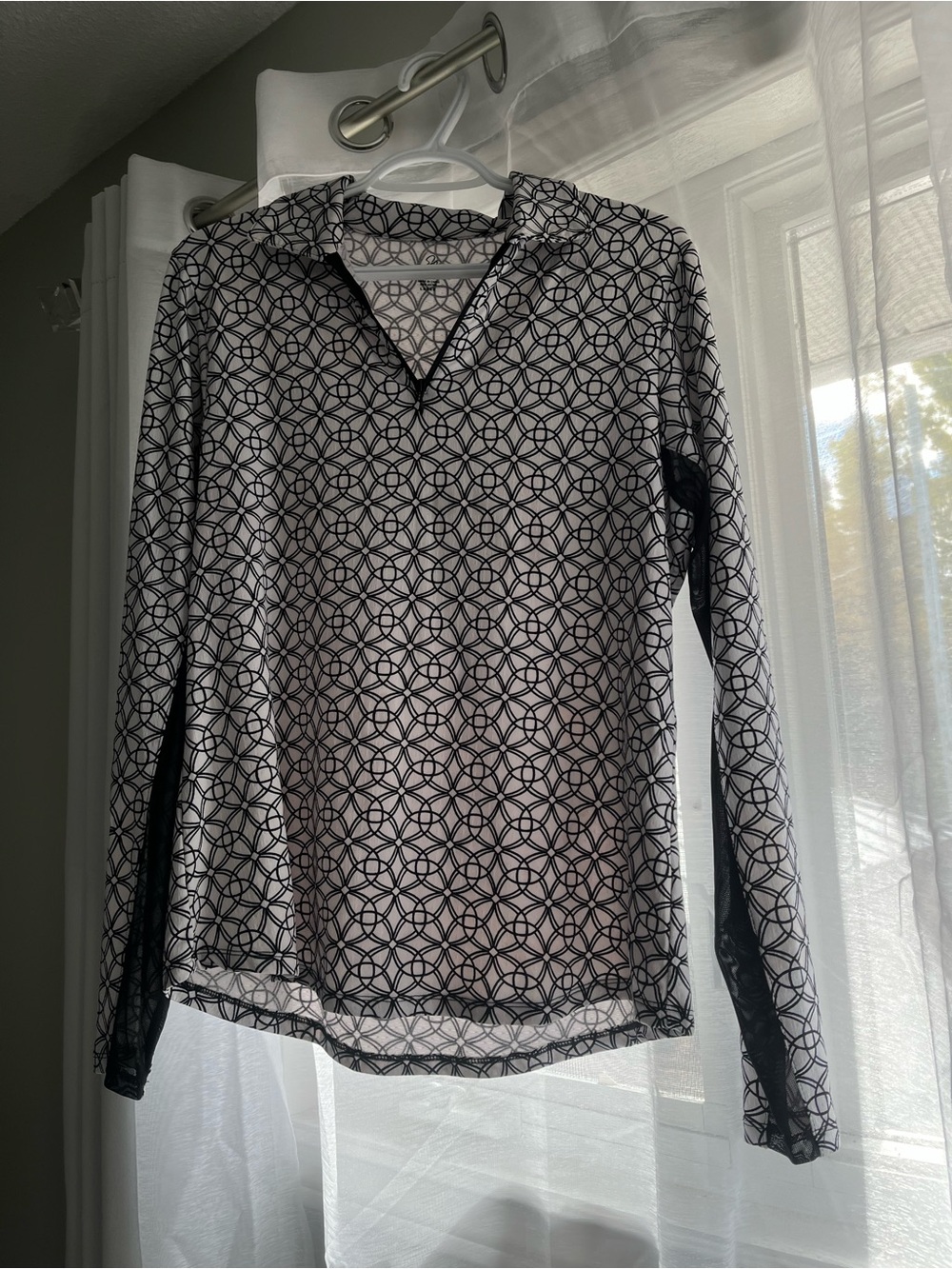 Women's Black & White Geometric Long-Sleeve V-Neck Top